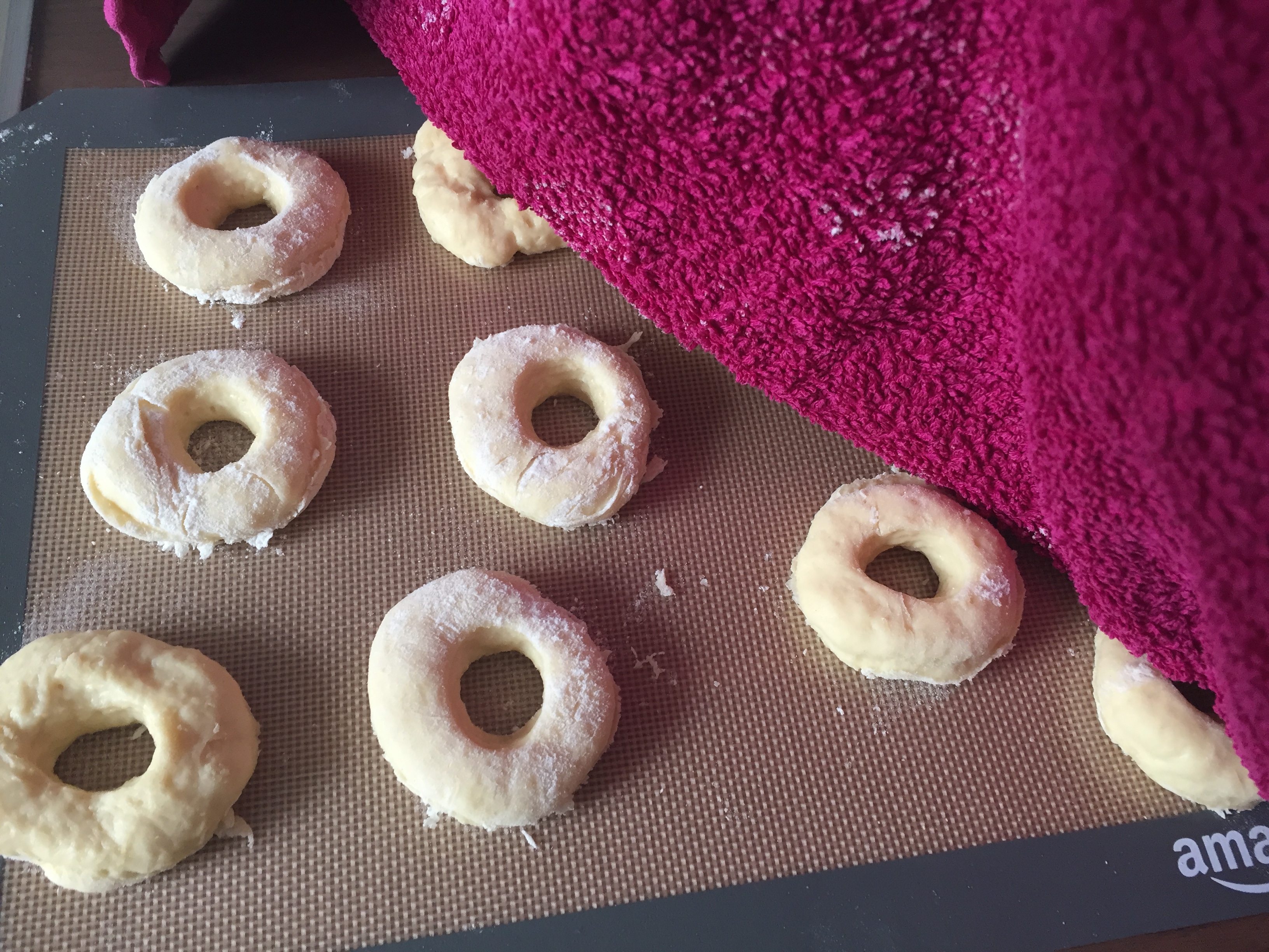 Geformte Donuts nach dem Ruhen