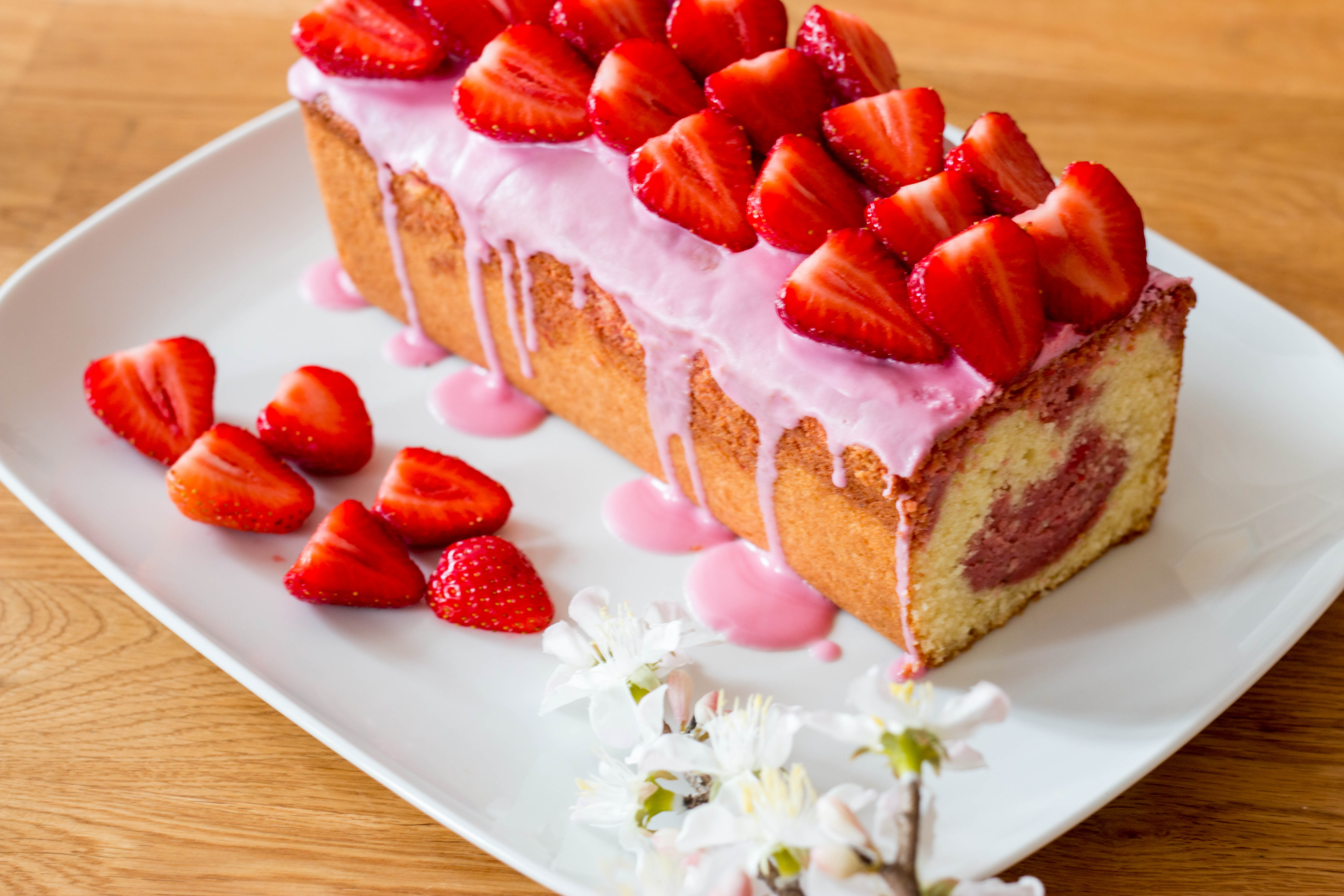 Marmorkuchen mit Erdbeeren
